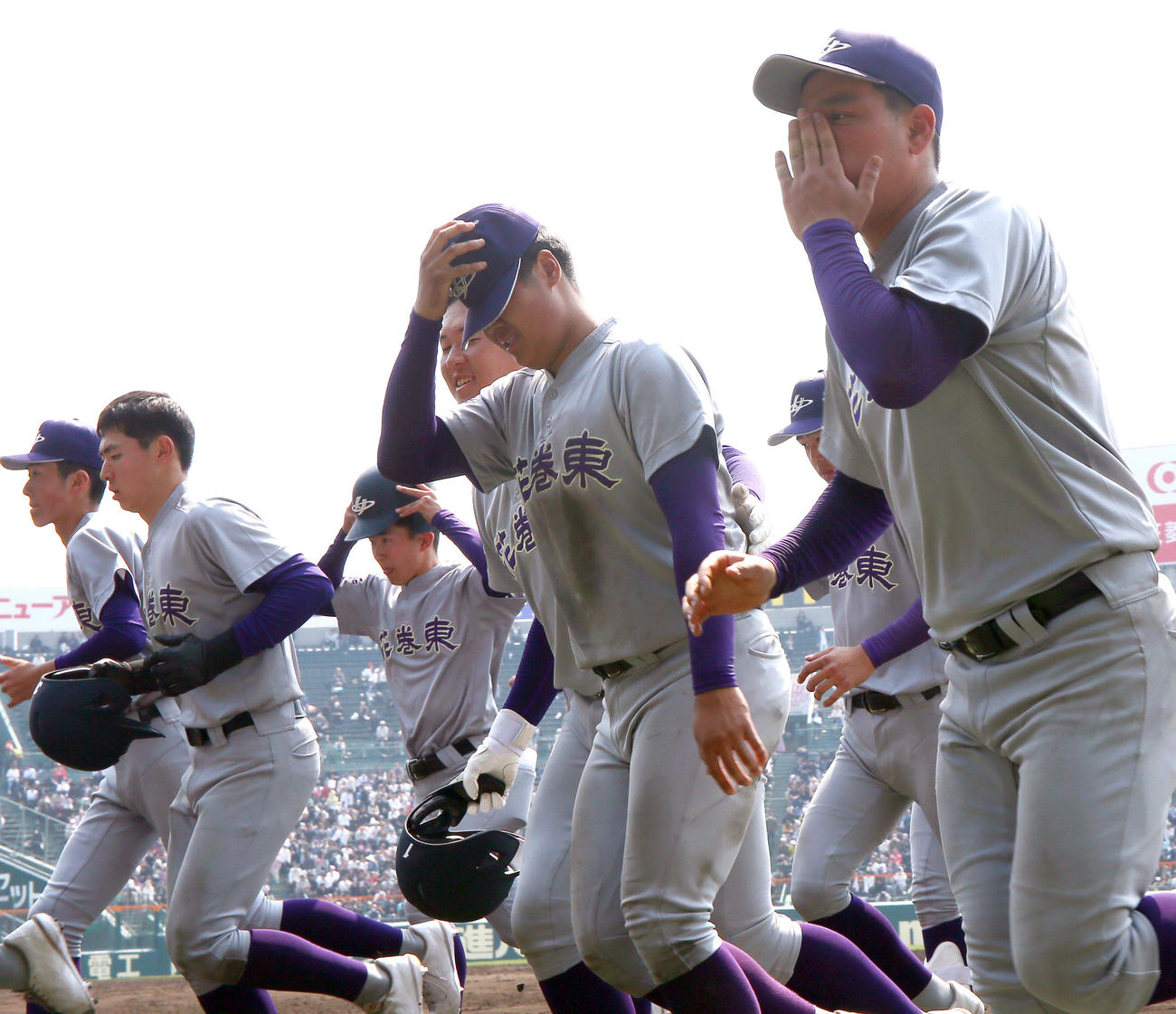 健大高崎対花巻東　健大高崎に敗れ悔しそうに顔を押さえる花巻東・赤間（手前右）、古城（中央）ら（撮影・上山淳一）