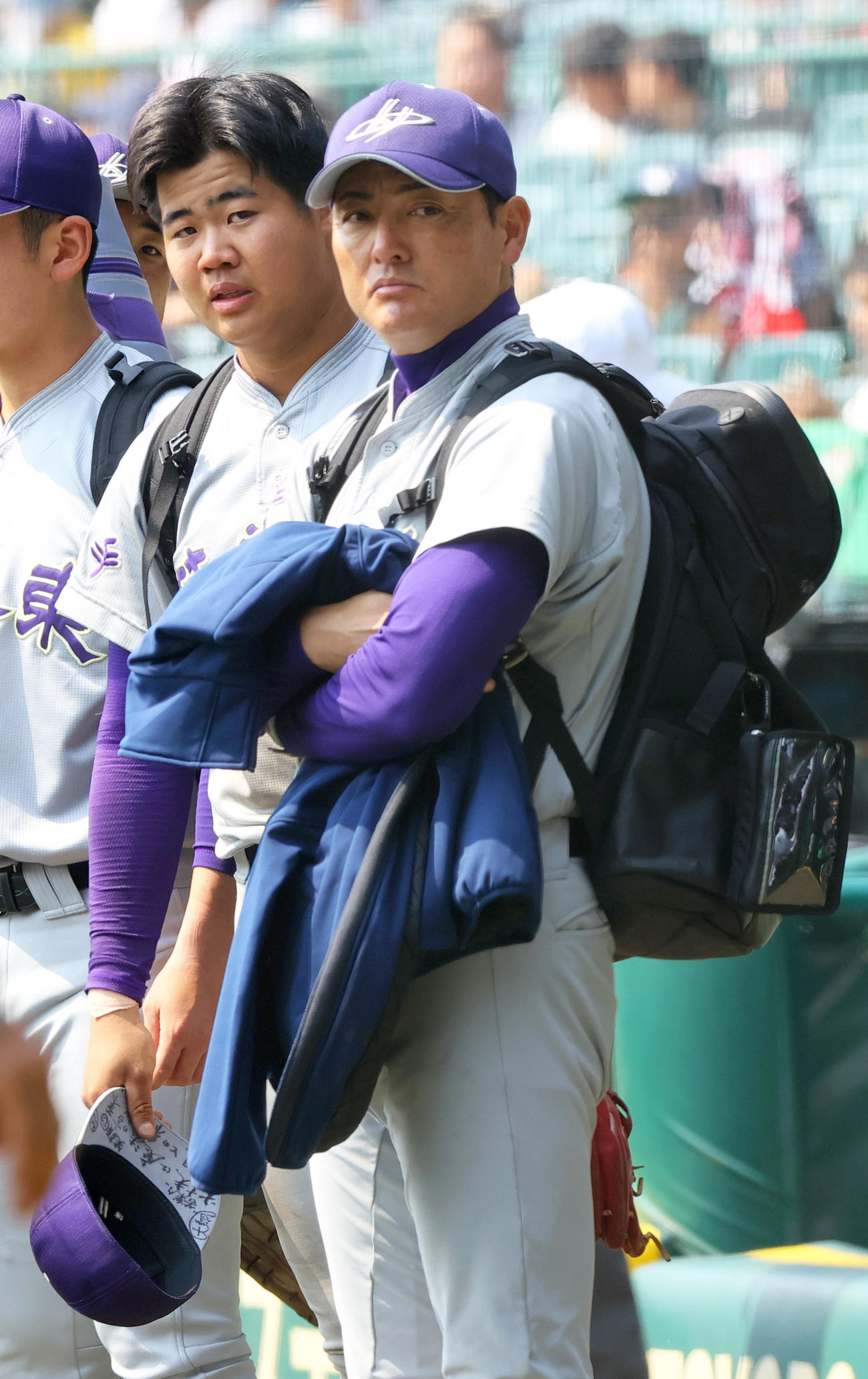 健大高崎対花巻東　健大高崎に敗れ引き揚げる花巻東・佐々木監督（右）と古城（撮影・上山淳一）