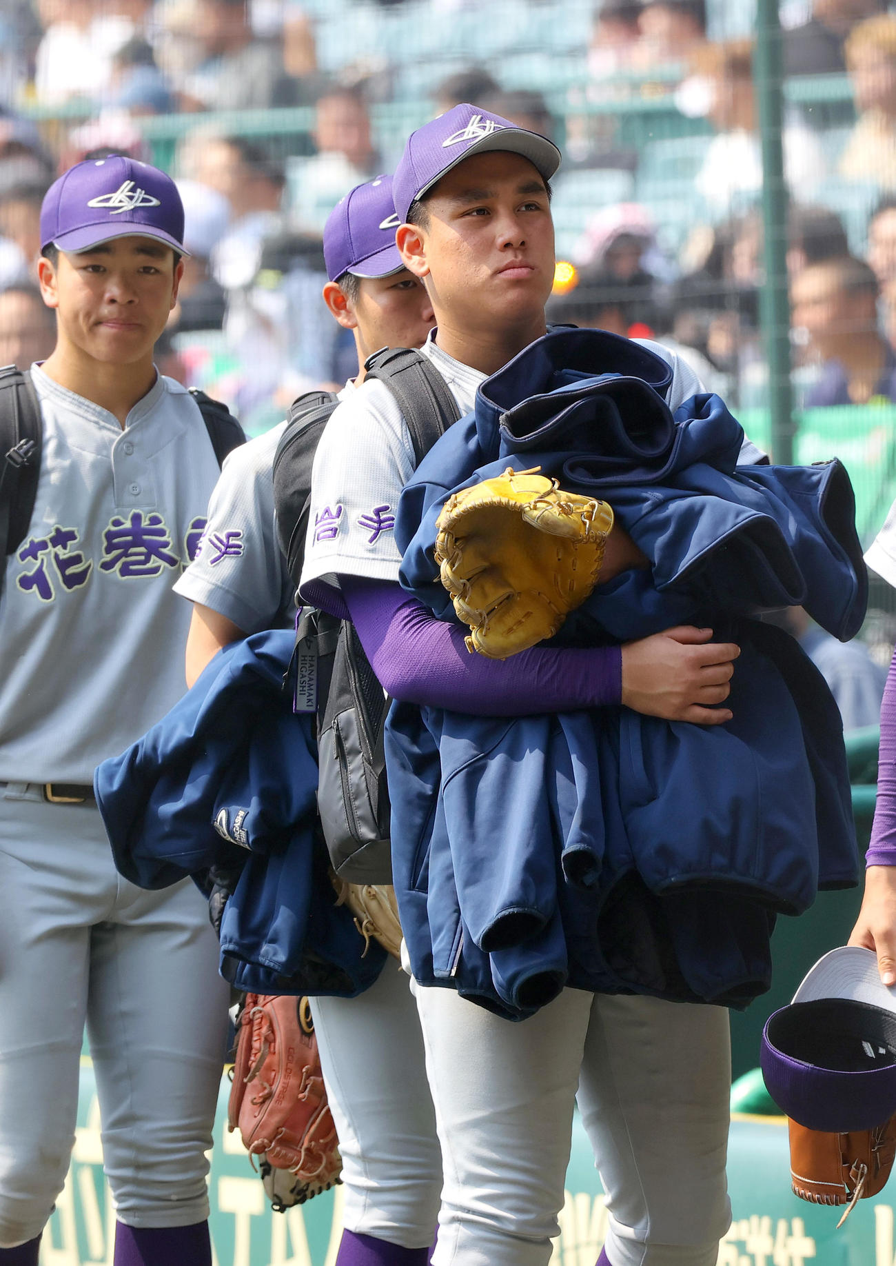 健大高崎対花巻東　健大高崎に敗れ引き揚げる花巻東・赤間（右）らナイン（撮影・上山淳一）