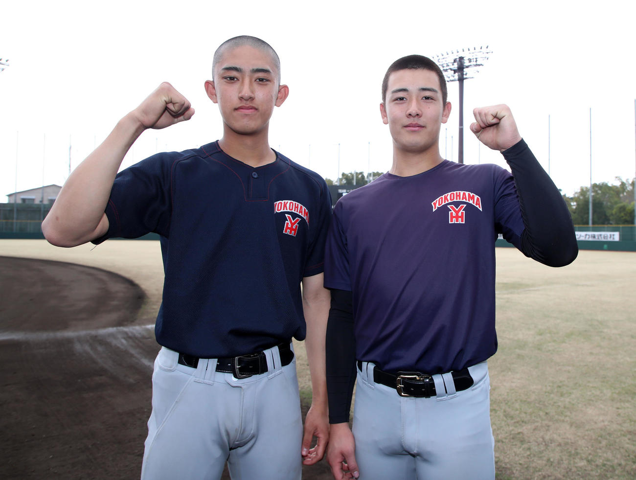 準決勝を前に2ショットで写真に納まる横浜・織田（左）と奥村（撮影・加藤哉）