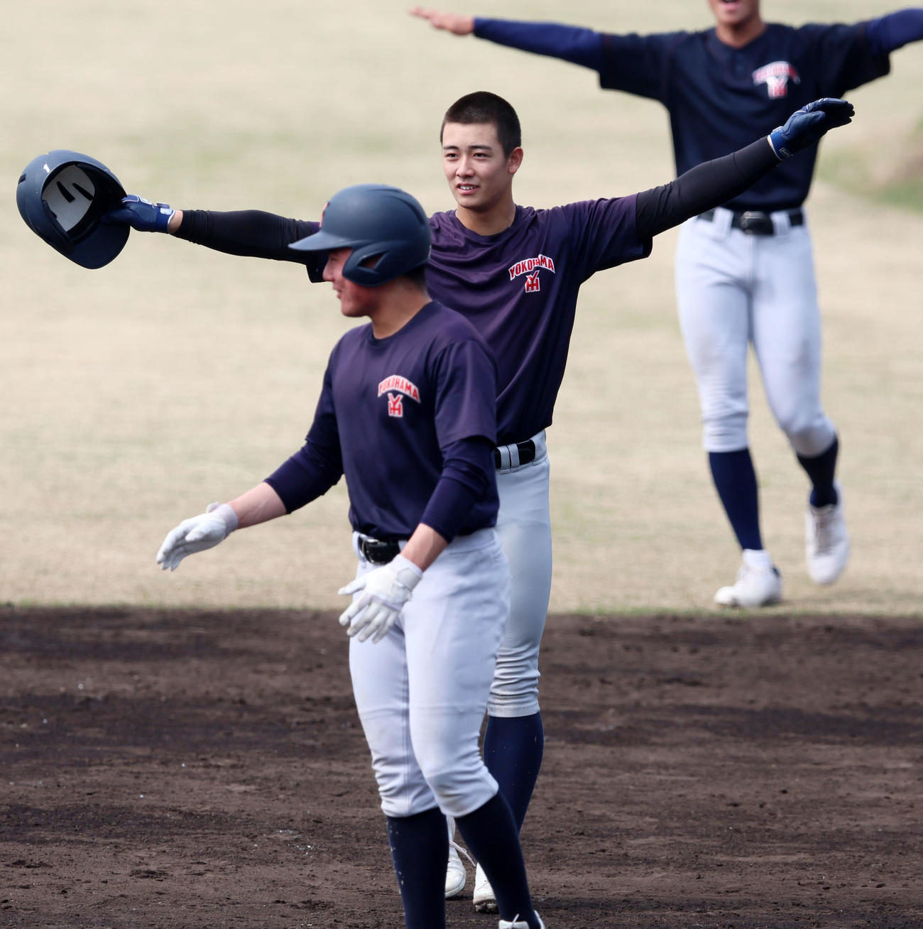 バント練習で横浜・奥村は打者の走塁を両手を広げてセーフと判定（撮影・加藤哉）