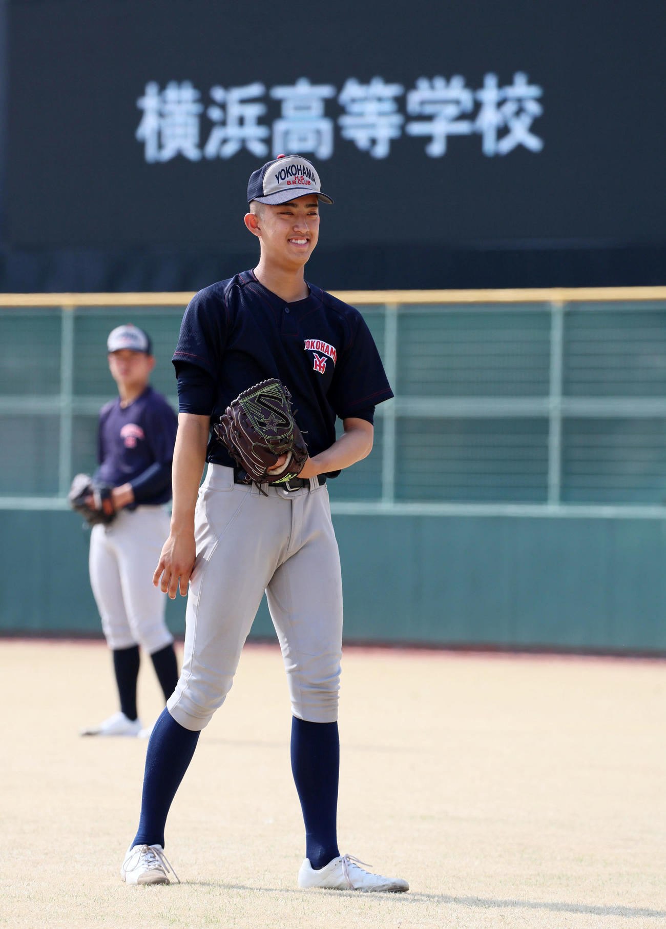 キャッチボールで笑顔を見せる横浜・織田（撮影・加藤哉）