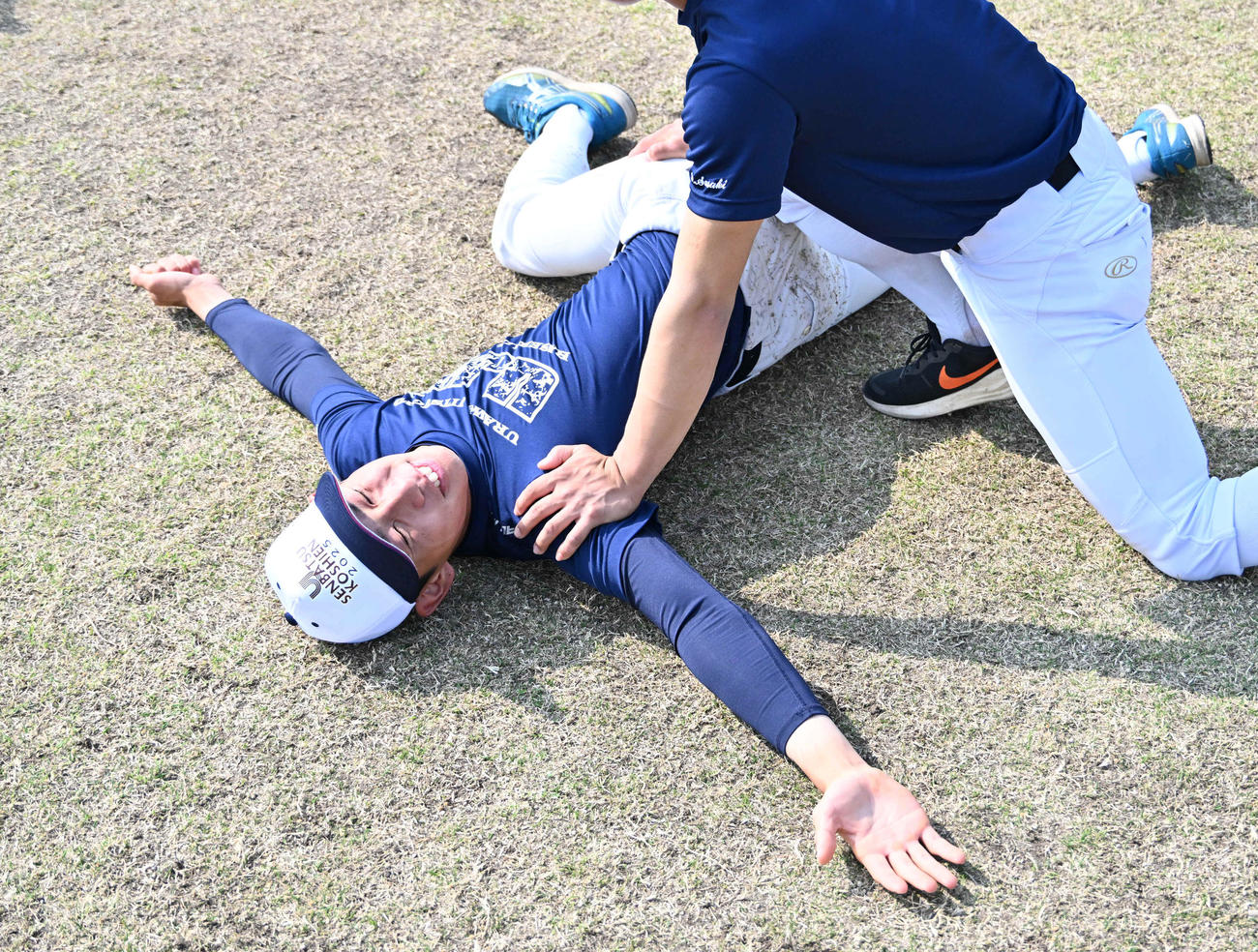 ストレッチをする浦和実の石戸（撮影・石井愛子）