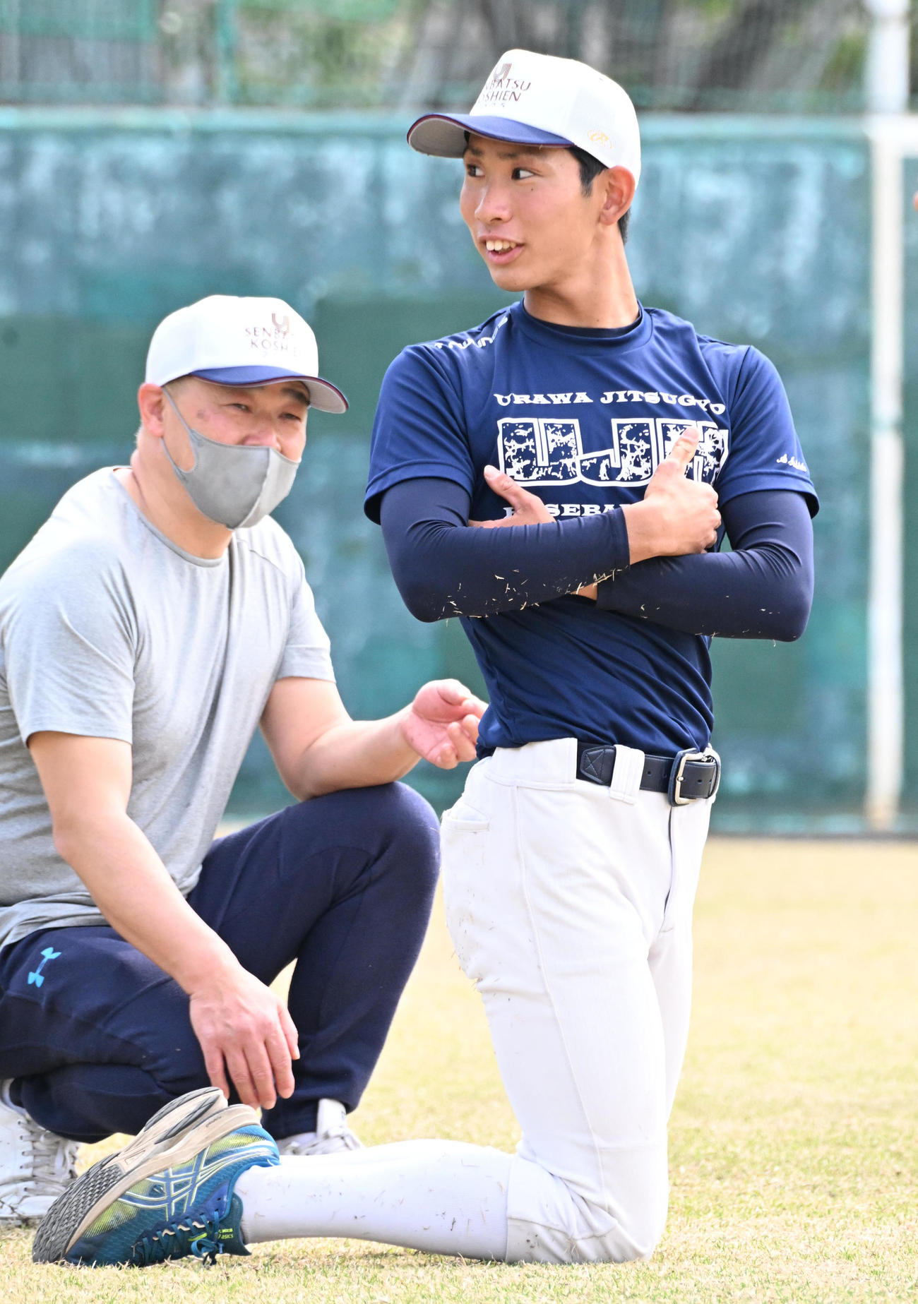 ストレッチをする浦和実の石戸（撮影・石井愛子）