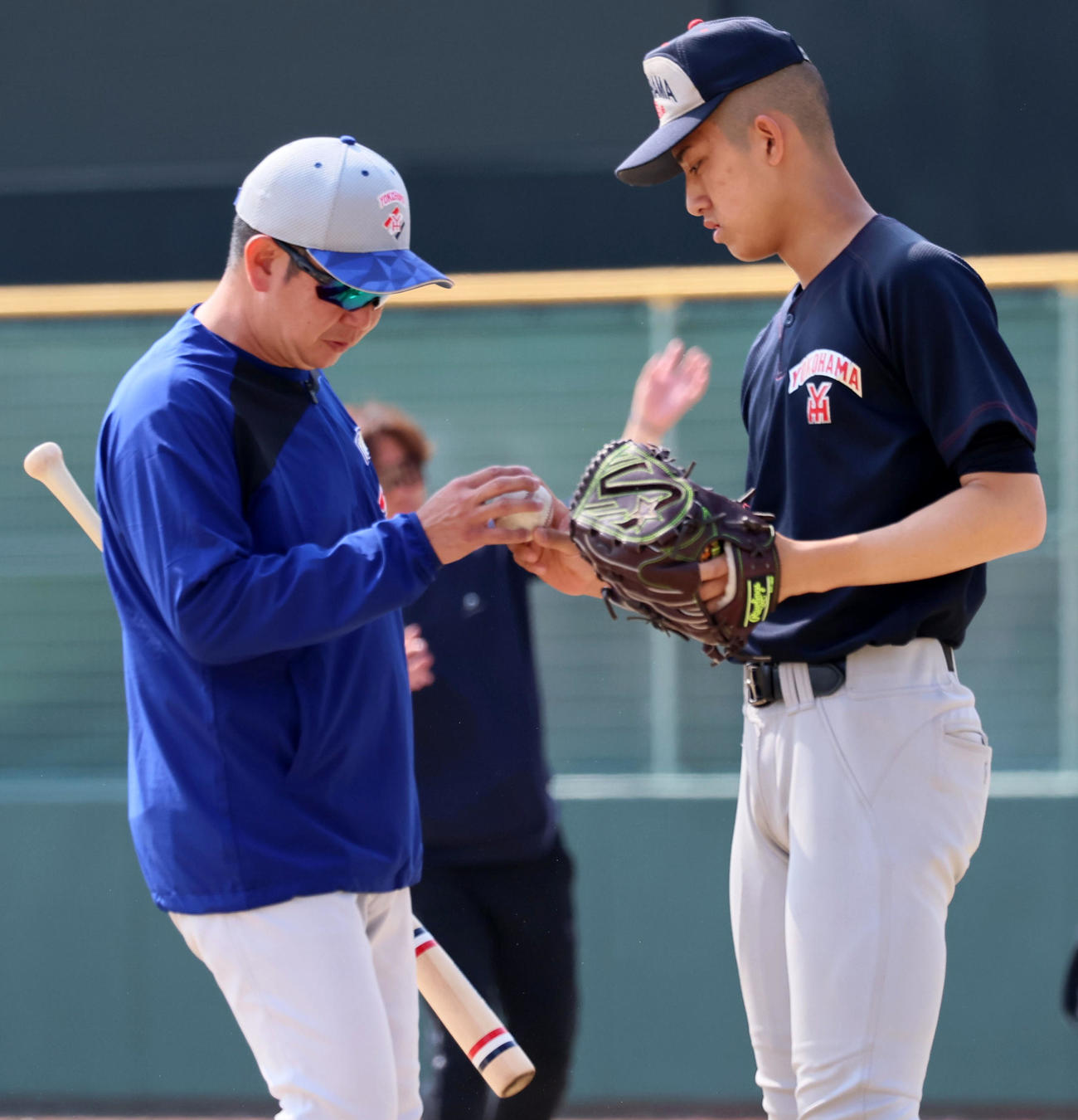 村田監督（左）と話す横浜・織田（撮影・加藤哉）