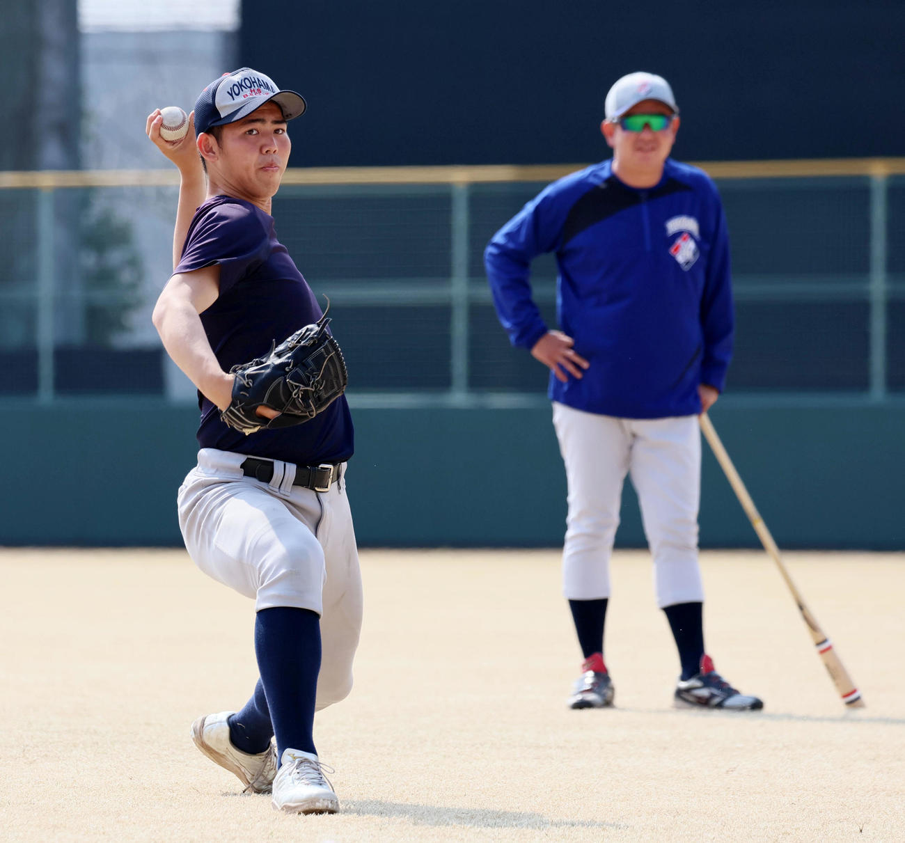 村田監督（右）が見つめる前でキャッチボールする横浜・奥村（撮影・加藤哉）