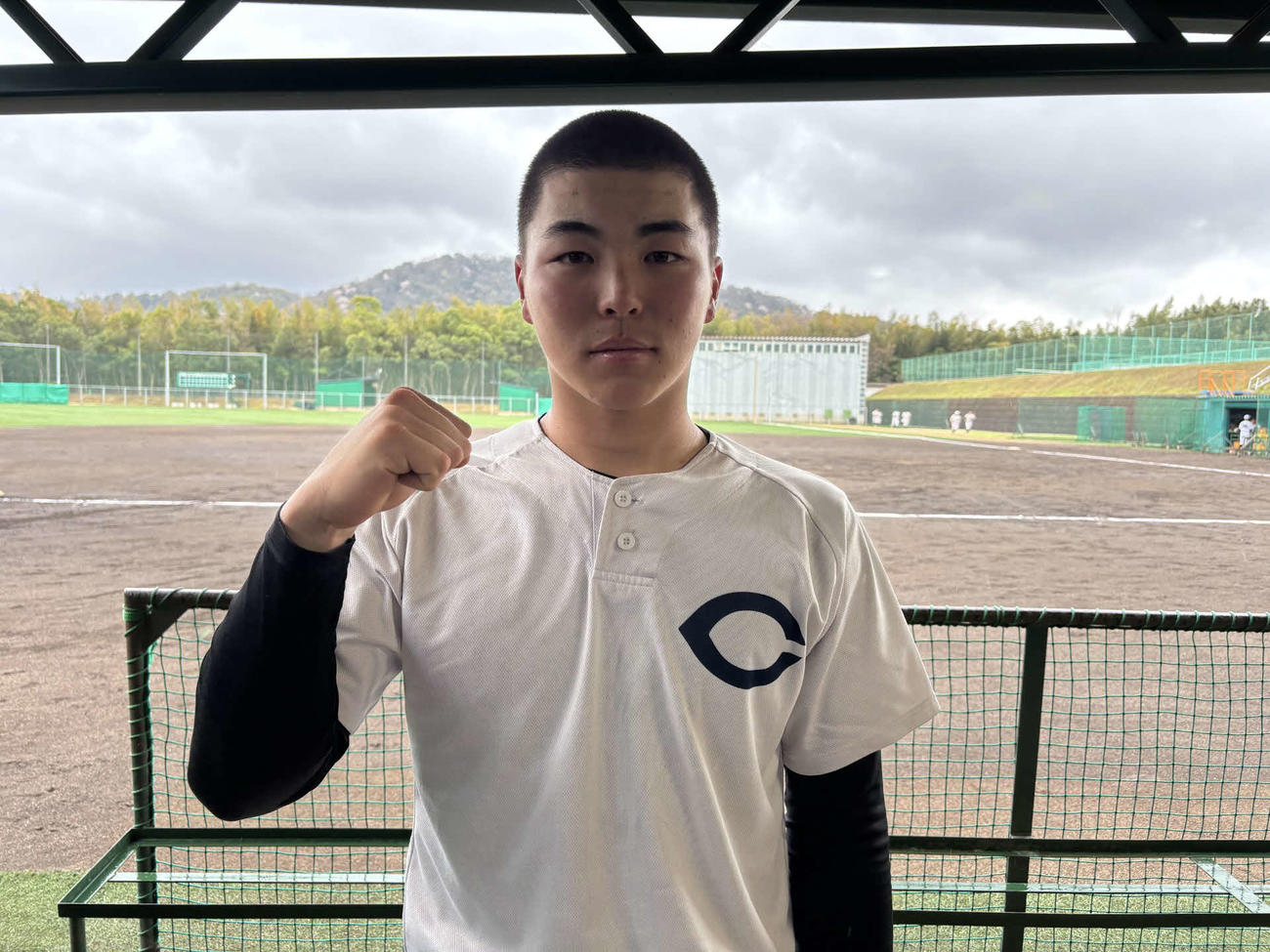 智弁和歌山の練習場で撮影に応じる4番の福元聖矢（撮影・古財稜明）