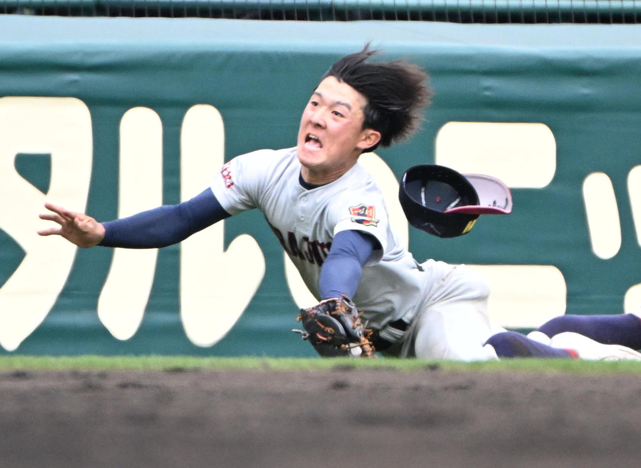 浦和実対智弁和歌山　3回表浦和実無死一、三塁　荒井の犠飛を飛び込みながら捕球する浦和実の佐々木（撮影・石井愛子）
