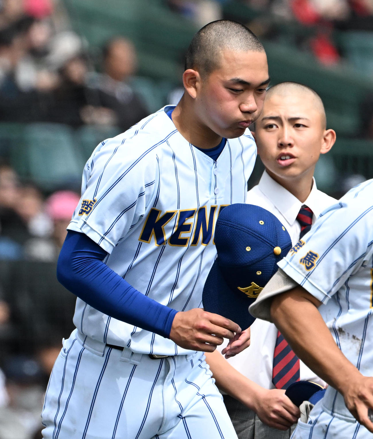健大高崎対横浜　横浜に負け肩を落とす健大高崎の石垣（撮影・石井愛子）