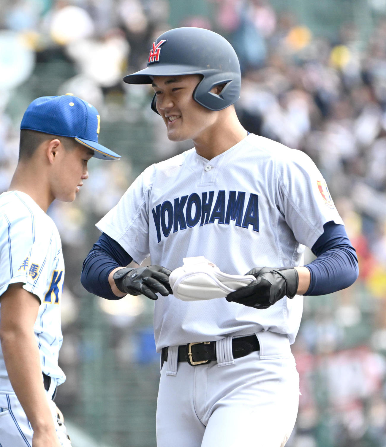 健大高崎対横浜　3回裏横浜1死一、三塁　阿部葉太（右）は左適時打を放つ（撮影・石井愛子）