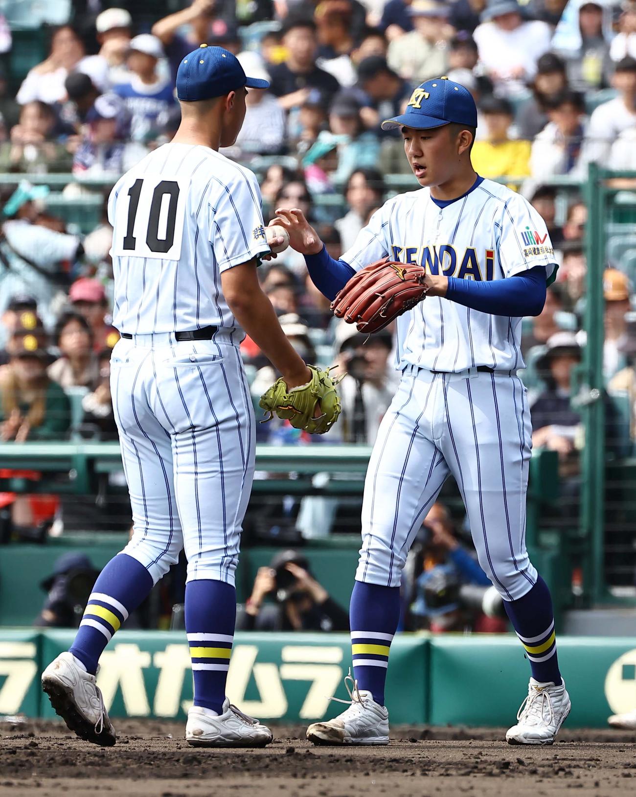 健大高崎対横浜　4回、下重（左）と交代するエース石垣（撮影・上田博志）