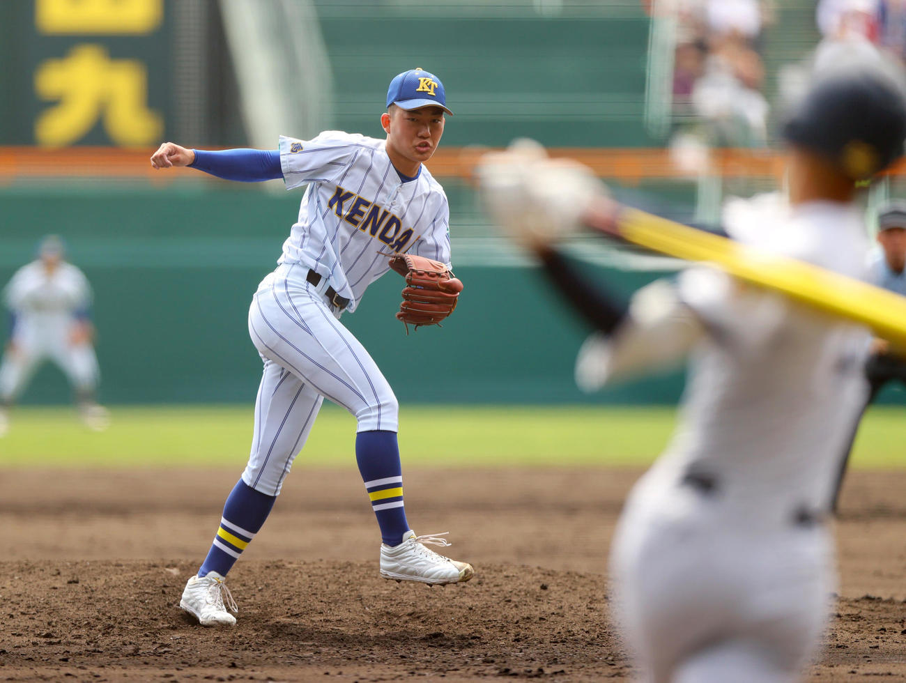 4回裏横浜2死二塁、石垣は織田を空振り三振に仕留める（撮影・上山淳一）