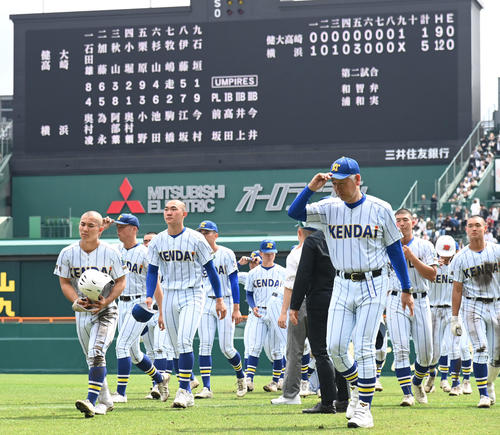 健大高崎対横浜　横浜に負け肩を落とす健大高崎ナイン（撮影・石井愛子）