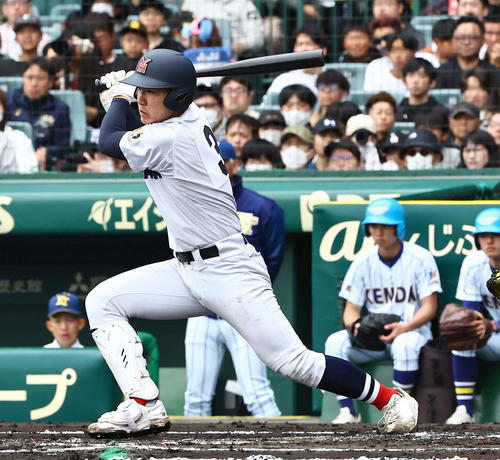 健大高崎対横浜　1回裏横浜2死一、三塁、小野は中前に先制適時打を放つ（撮影・上田博志）