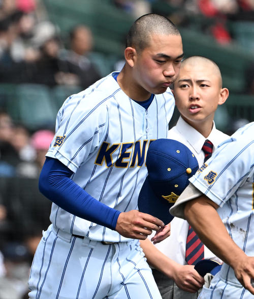 健大高崎対横浜　横浜に負け肩を落とす健大高崎の石垣（撮影・石井愛子）