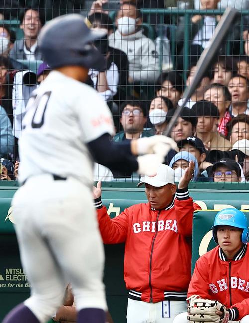 浦和実対智弁和歌山　9回表浦和実2死二塁、駒木根の三振でゲームセット。決勝進出を決めた智弁和歌山・中谷監督は手を一つたたいて喜ぶ（撮影・上田博志）