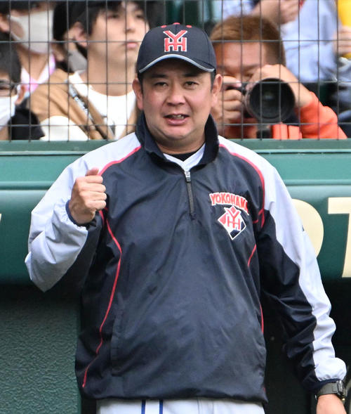 健大高崎対横浜　選手に声をかける横浜の村田監督（撮影・石井愛子）