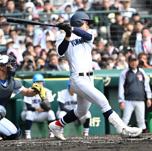健大高崎対横浜　3回裏横浜1死一、三塁　阿部葉太は左適時打を放つ（撮影・石井愛子）