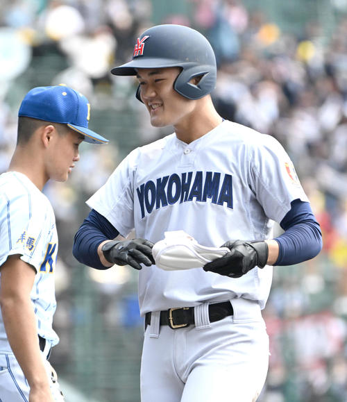健大高崎対横浜　3回裏横浜1死一、三塁　阿部葉太（右）は左適時打を放つ（撮影・石井愛子）