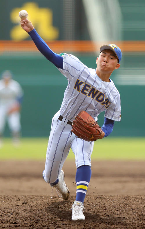 4回裏横浜1死二塁、下重に代わって石垣が登板する（撮影・上山淳一）