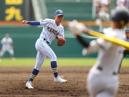 4回裏横浜2死二塁、石垣は織田を空振り三振に仕留める（撮影・上山淳一）