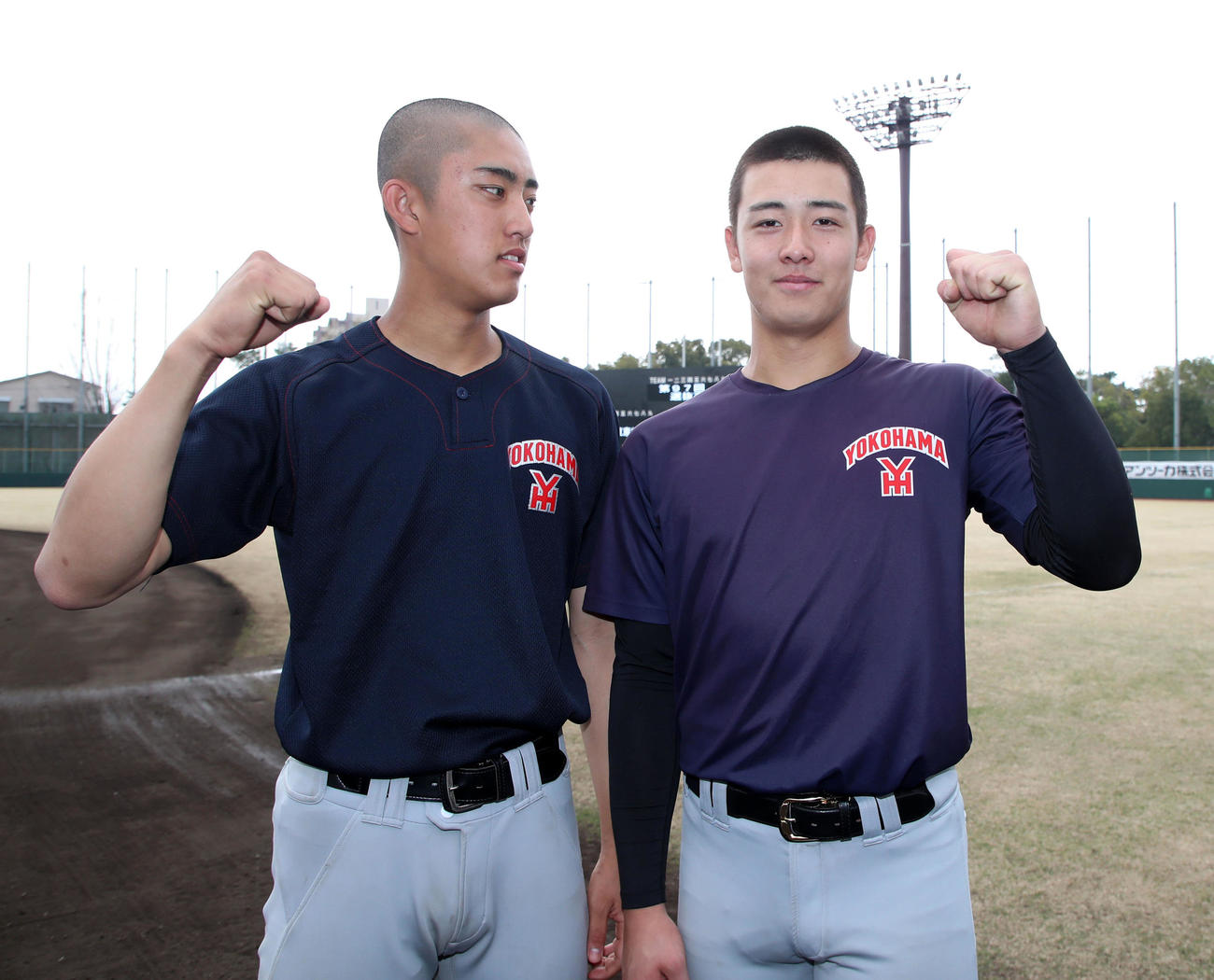 27日、準決勝を前にツーショットで写真に納まる横浜・織田（左）と奥村（撮影・加藤哉）
