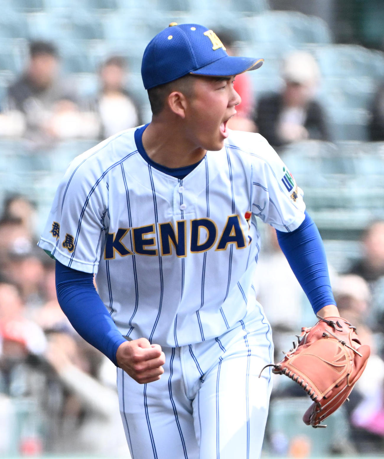 健大高崎対横浜　4回裏横浜2死二塁　織田を空振り三振に抑えガッツポーズをする健大高崎の石垣（撮影・石井愛子）