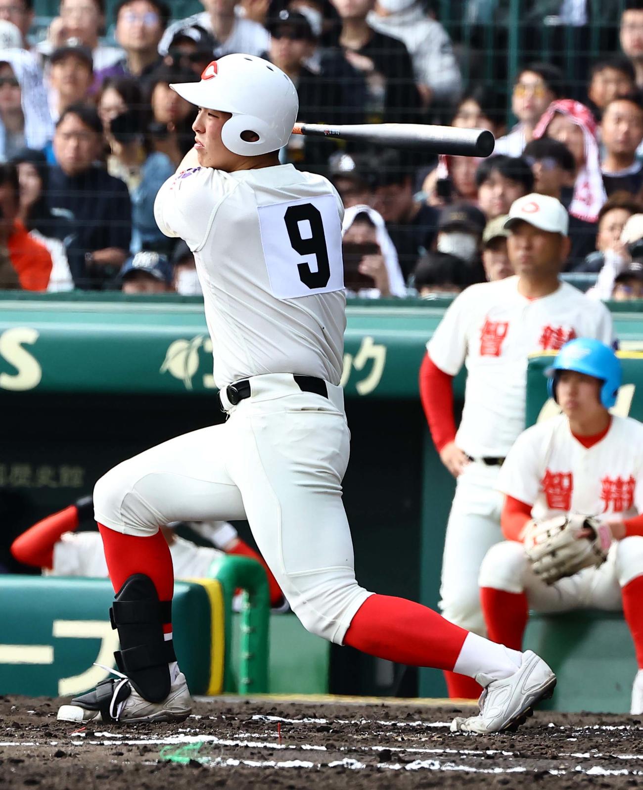 浦和実対智弁和歌山　1回裏智弁和歌山1死二、三塁、福元は右前に先制適時打を放つ（撮影・上田博志）