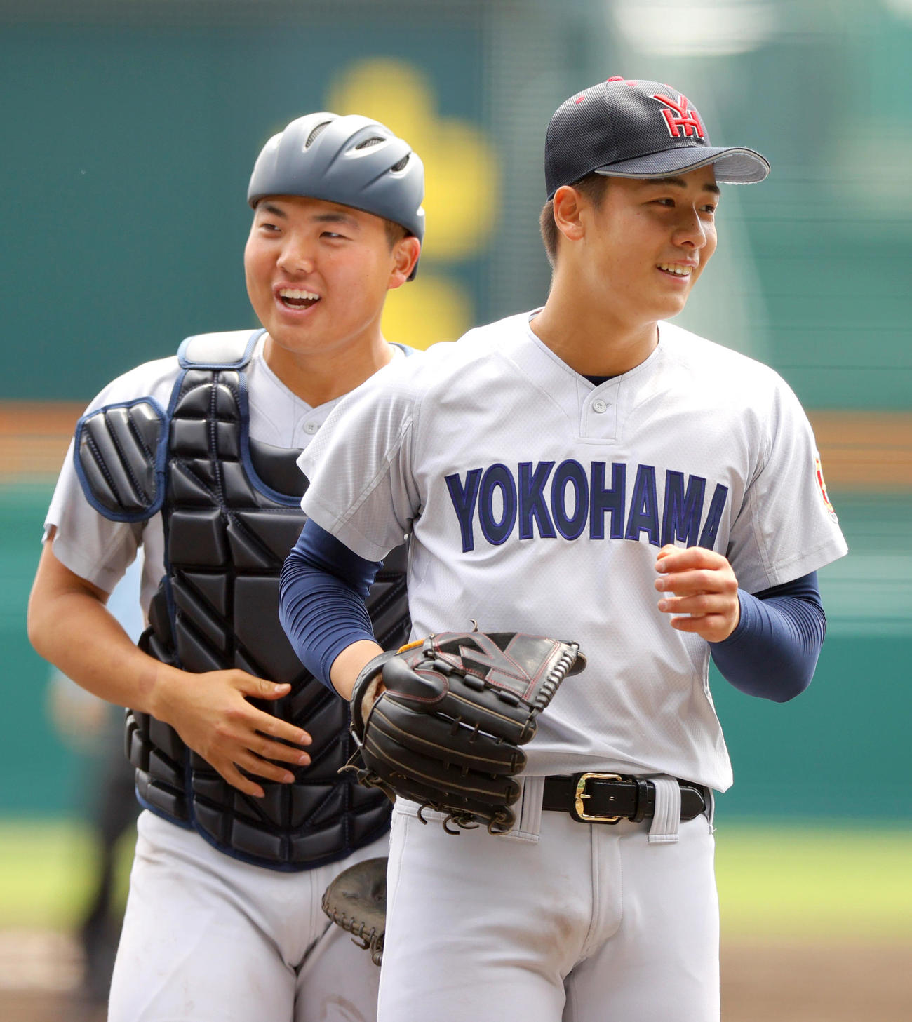 健大高崎に勝利し笑顔を見せる横浜・奥村頼（右）と捕手駒橋（撮影・上山淳一）