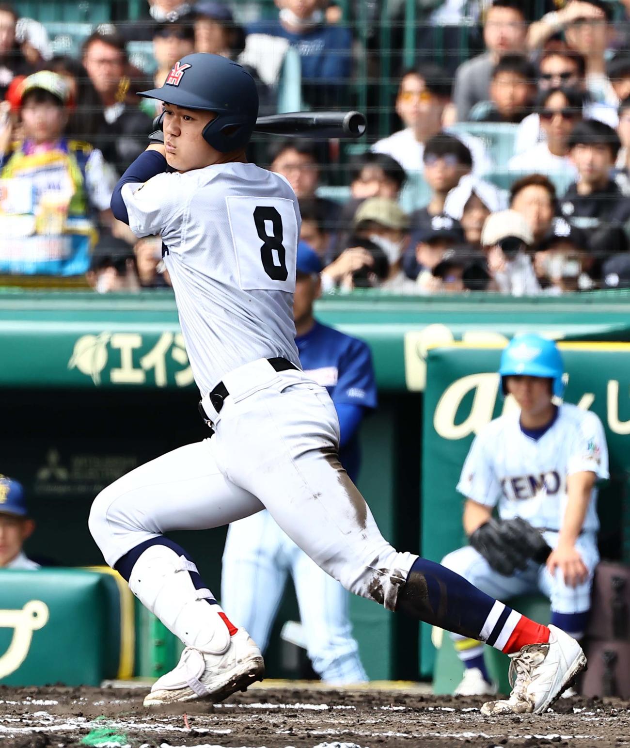 健大高崎対横浜　3回裏横浜1死一、三塁、阿部葉は左前に適時打を放つ（撮影・上田博志）