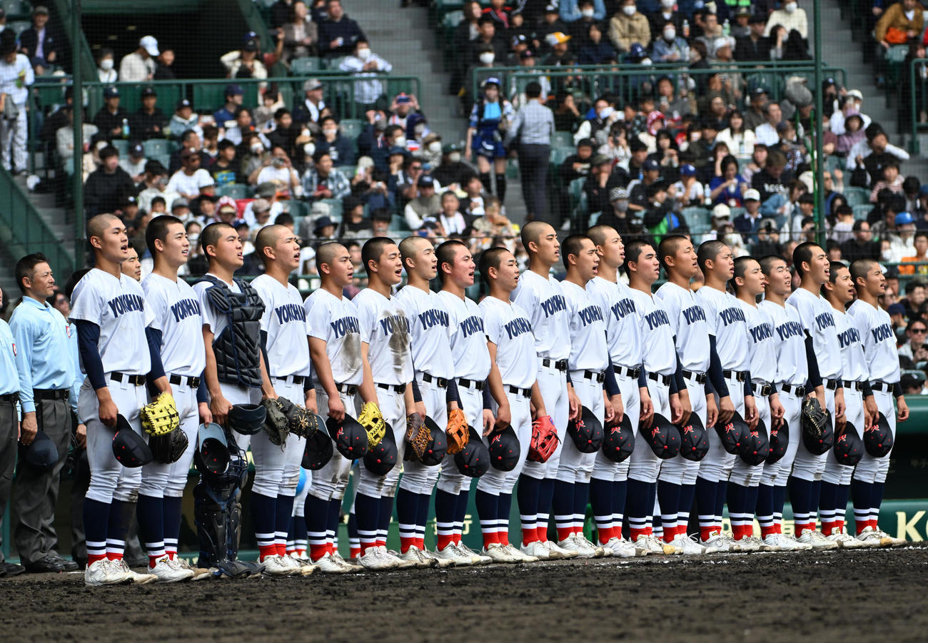健大高崎対横浜　健大高崎に勝利し校歌を歌う横浜ナイン（撮影・石井愛子）