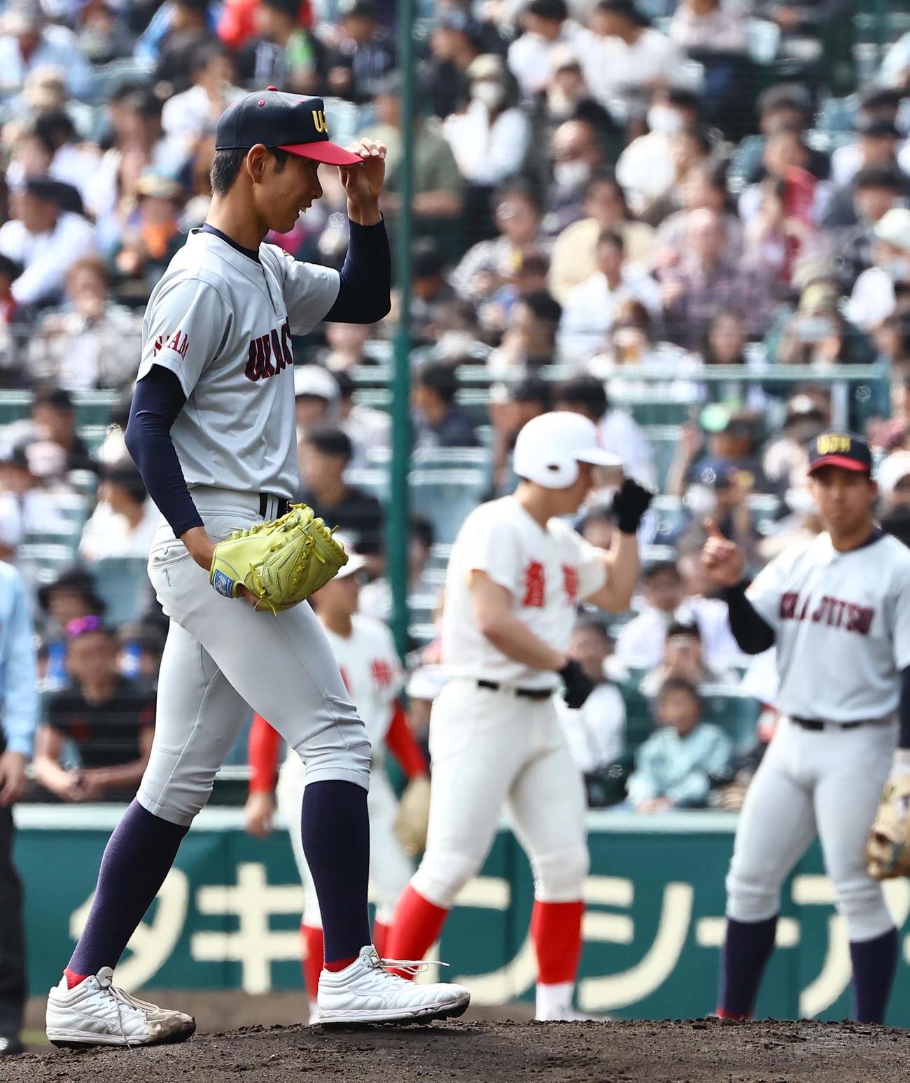 浦和実対智弁和歌山　1回裏智弁和歌山1死二、三塁、福元（後方）に右前先制適時打を浴びた浦和実エース石戸（撮影・上田博志）