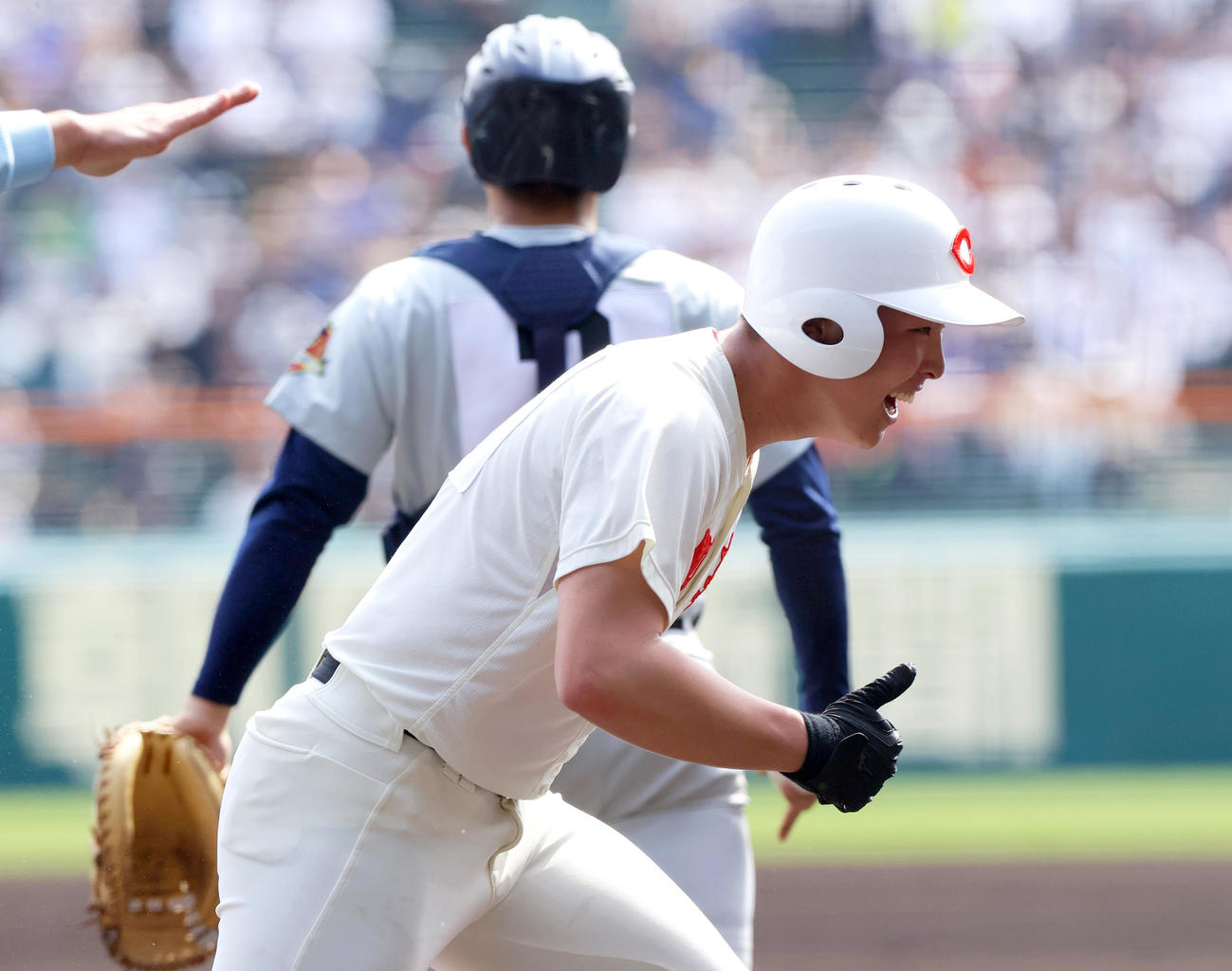 浦和実対智弁和歌山　1回裏智弁和歌山2死、二塁、二走福元（手前）は荒井の右前適時打で生還し喜ぶ（撮影・上山淳一）