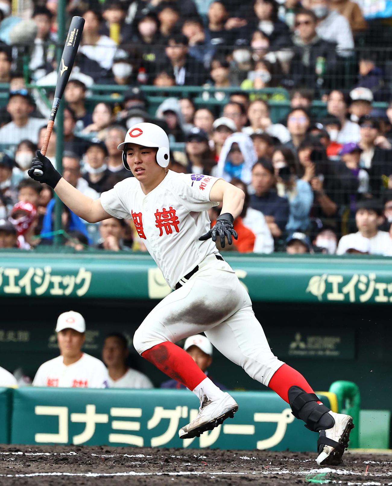 浦和実対智弁和歌山　3回裏智弁和歌山無死二塁、福元は左前打を放つ（撮影・上田博志）