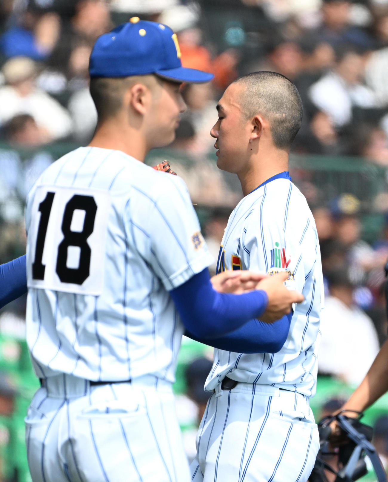 健大高崎対横浜　8回を投げ終わりベンチに引き揚げる健大高崎の石垣（右）。ナインを迎える佐藤龍（撮影・石井愛子）