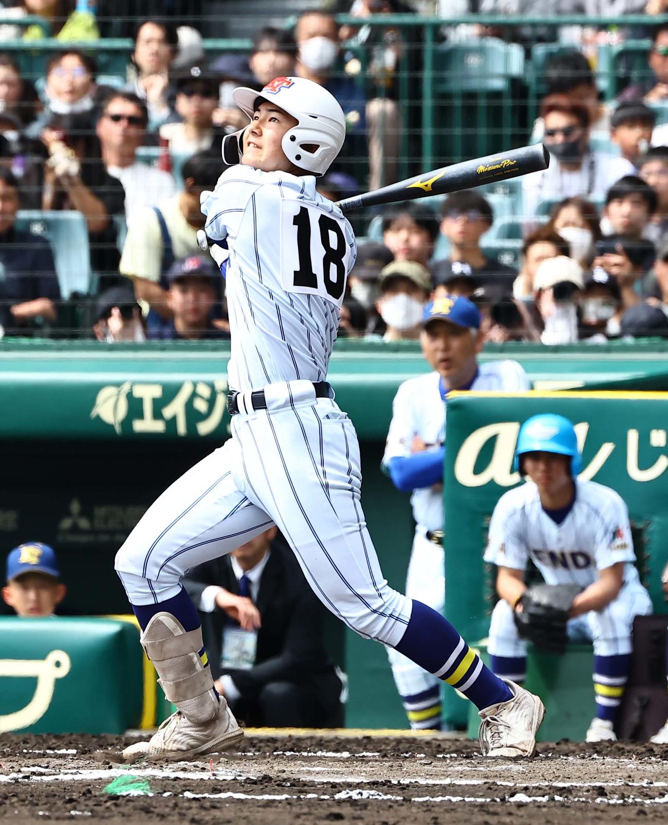 健大高崎対横浜　7回表健大高崎1死、代打佐藤は遊飛に倒れる（撮影・上田博志）