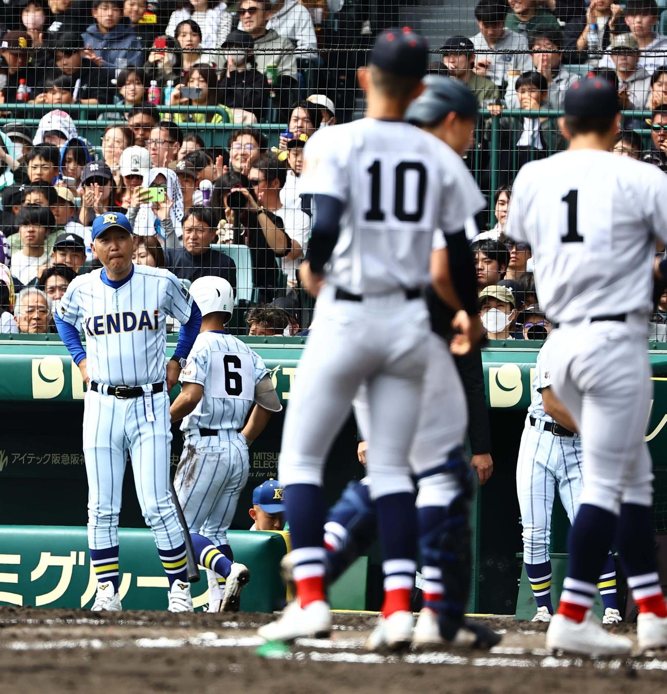 健大高崎対横浜　健大高崎・青柳監督（左）は織田（中央＜10＞）エース奥村頼に1得点に抑えられた（撮影・上田博志）