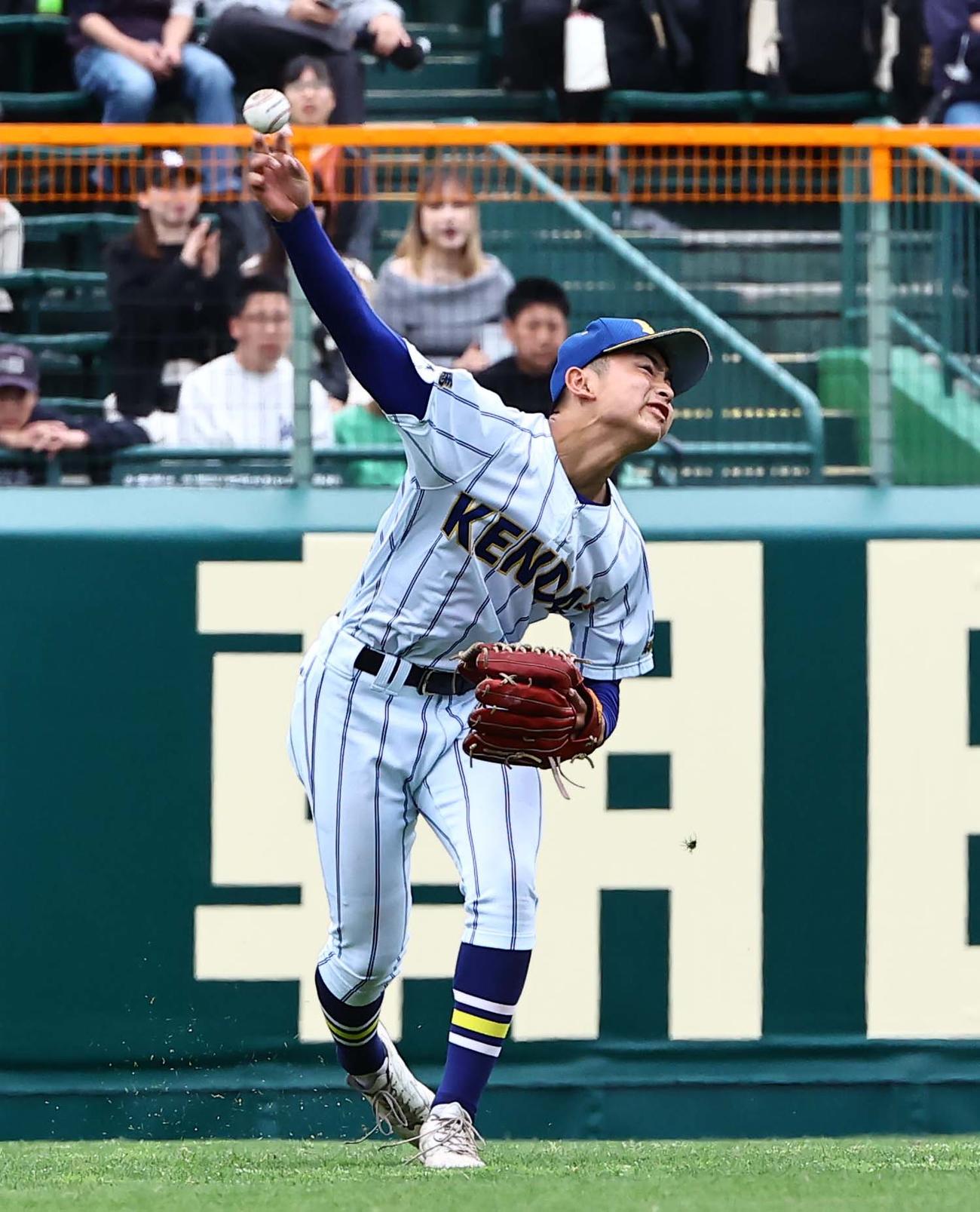 健大高崎対横浜　1回裏横浜2死一、三塁、石田は小野の適時打で三塁を狙う一塁走者の阿部葉を刺す（撮影・上田博志）