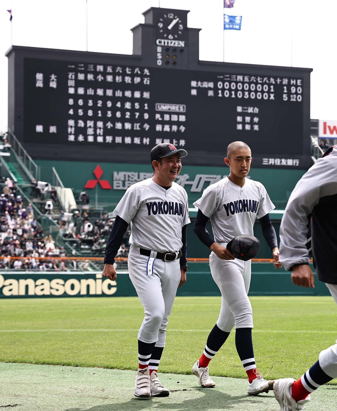 健大高崎対横浜　好投した横浜・先発織田（右）は笑顔の村田監督とベンチに引き揚げる（撮影・上田博志）