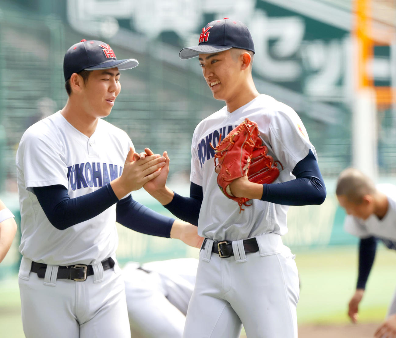 健大高崎対横浜　横浜・投手織田（右）は4回表を無失点に抑え笑顔でベンチに引き揚げる（撮影・上山淳一）