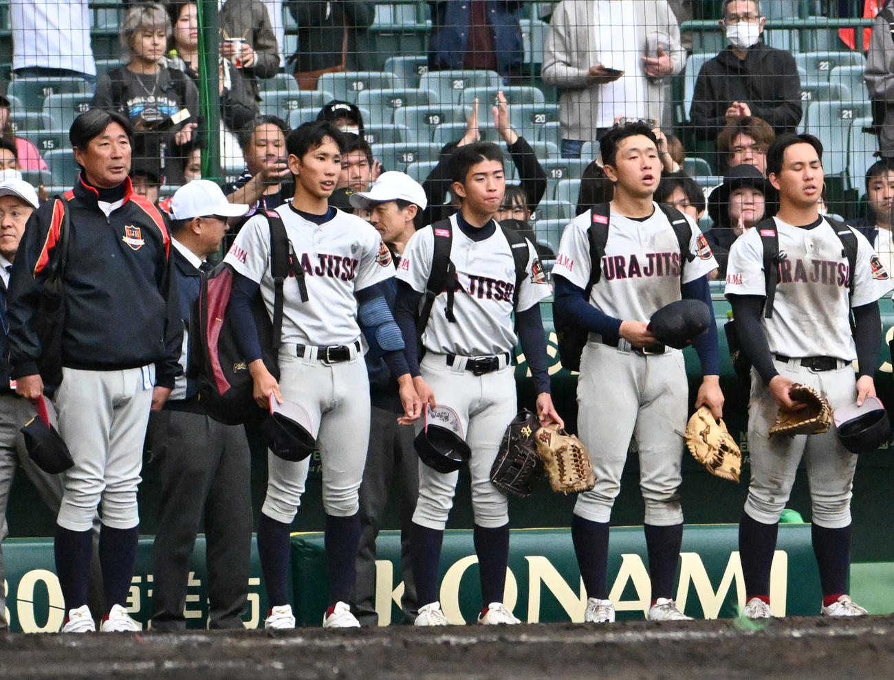 浦和実対智弁和歌山　試合終了後、整列する浦和実ナイン。左から2人目は石戸（撮影・石井愛子）