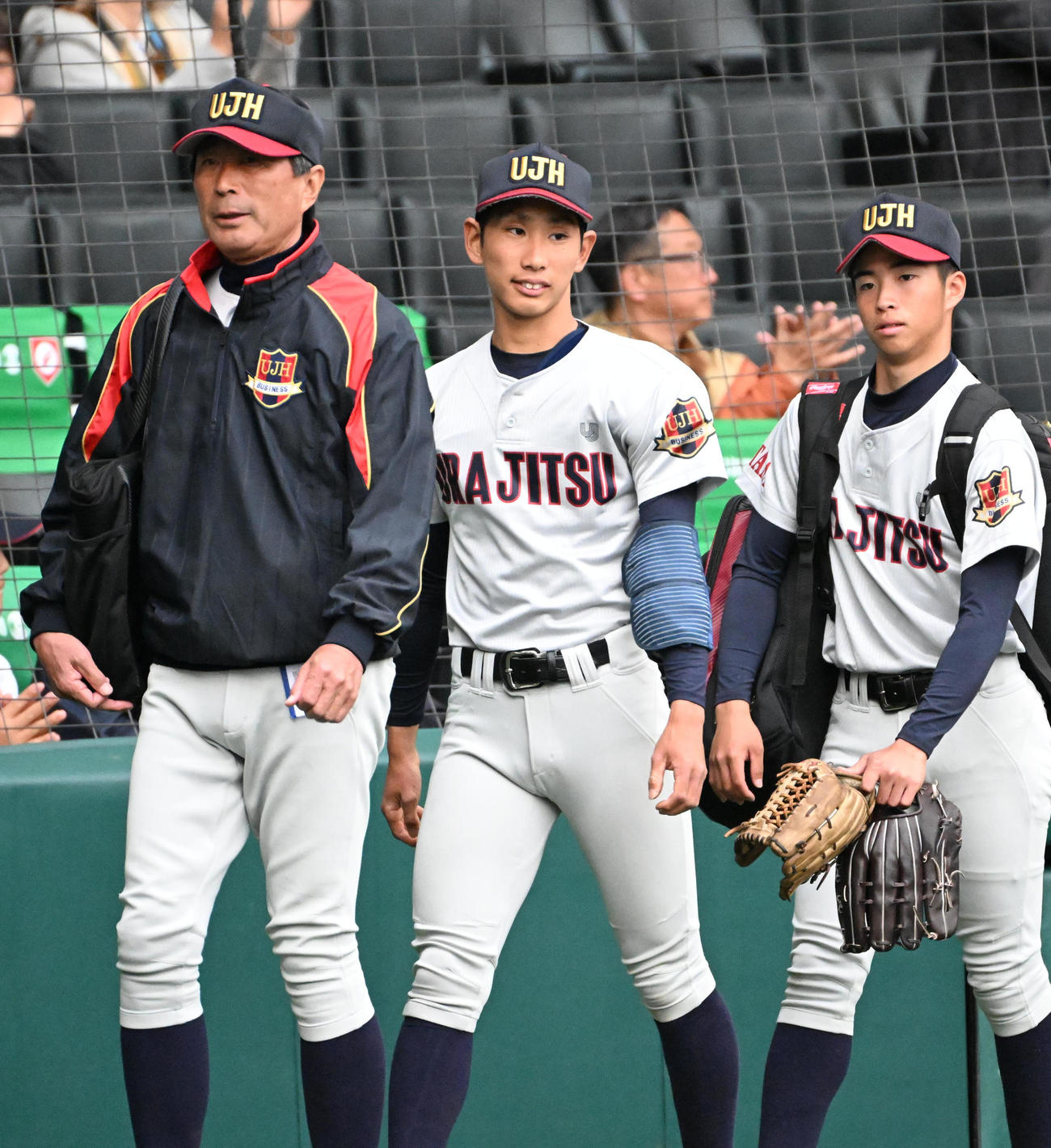 浦和実対智弁和歌山　甲子園球場を引き揚げる（左から）辻川監督、石戸（撮影・石井愛子）