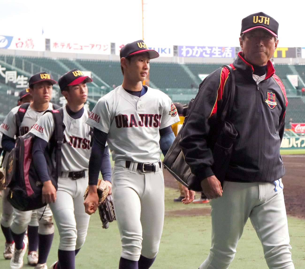 浦和実対智弁和歌山　智弁和歌山に敗れ甲子園を後にする浦和実エース石戸（右から2人目）らナイン。右は辻川監督（撮影・上山淳一）