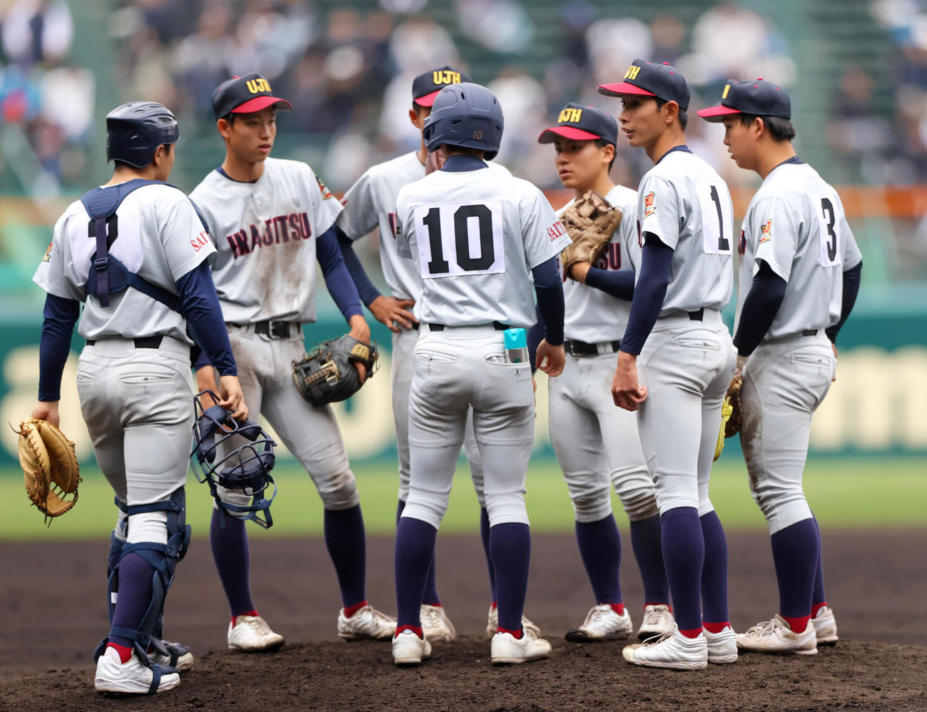 浦和実対智弁和歌山　7回裏、浦和実エース石戸（右から2人目）の元に集まる内野陣たち（撮影・上山淳一）