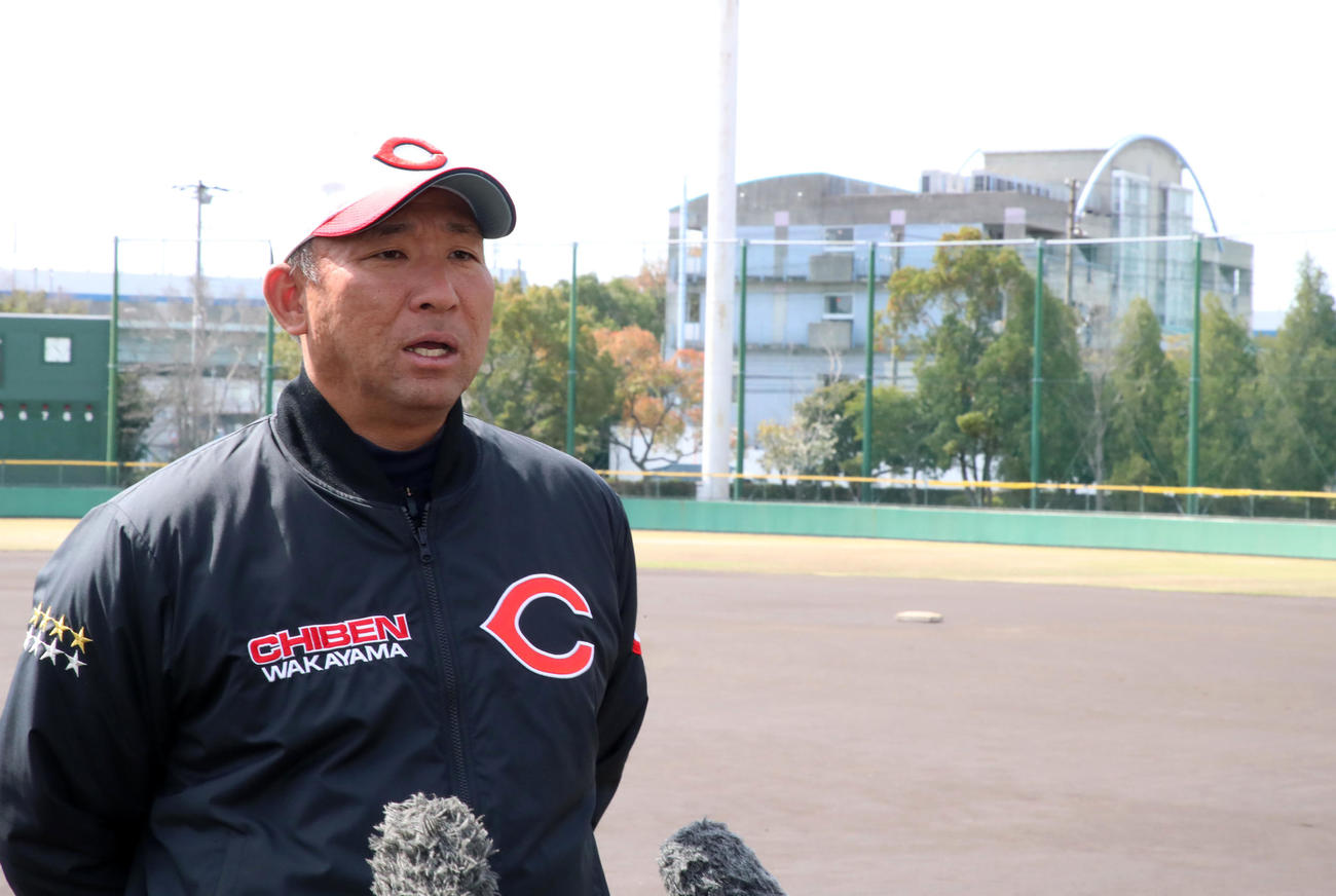 決勝を前に取材を受ける智弁和歌山・中谷監督（撮影・加藤哉）