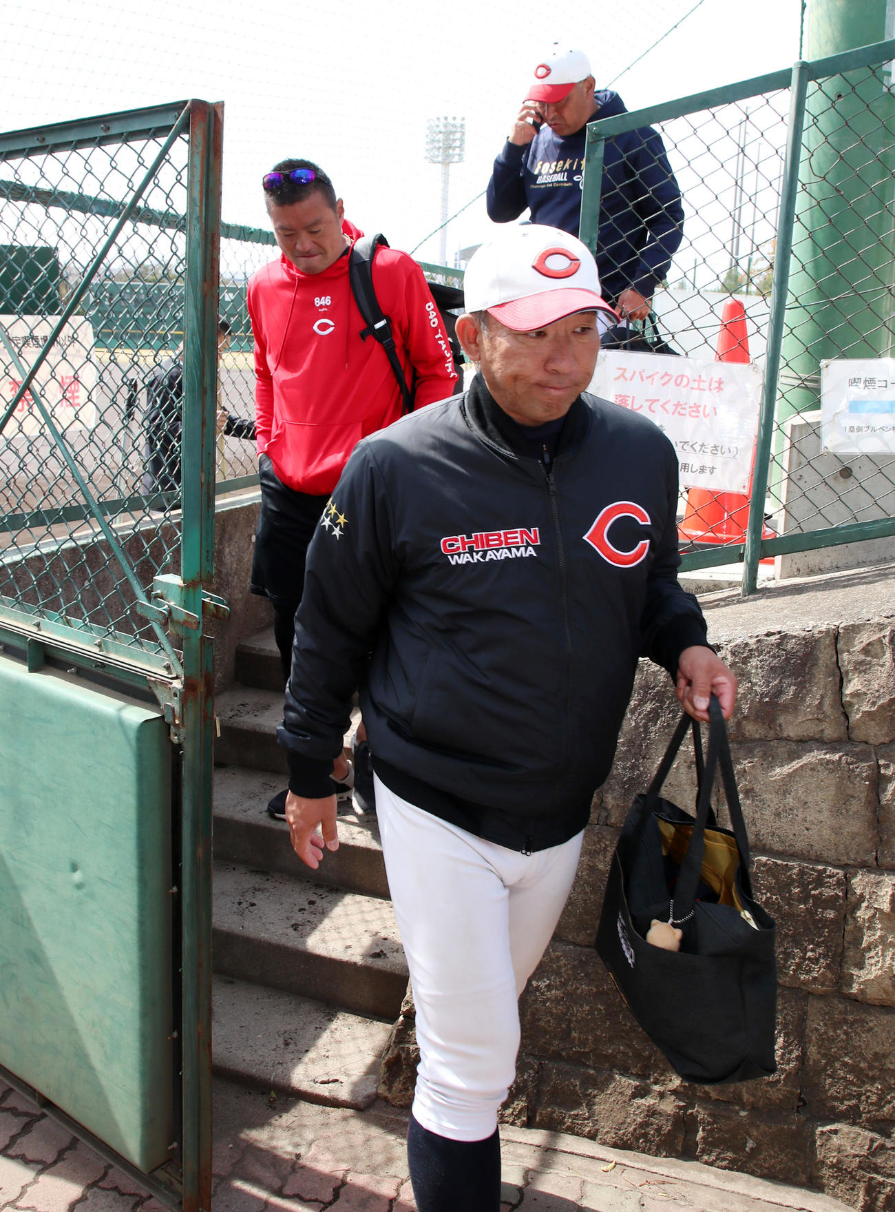 グラウンド状態が悪く引き揚げる智弁和歌山・中谷監督（撮影・加藤哉）