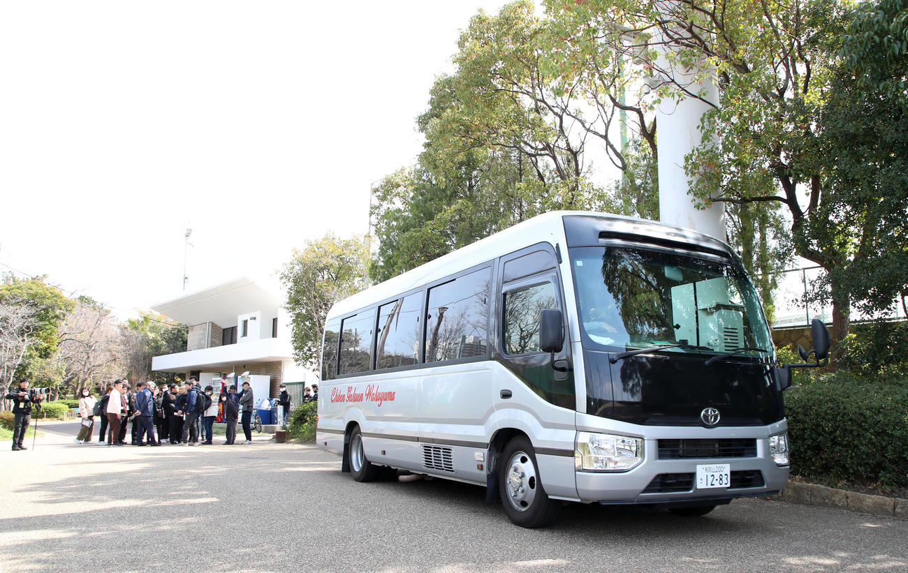 グラウンド状態が悪く、球場を引き揚げる智弁和歌山ナインを乗せたマイクロバス（撮影・加藤哉）