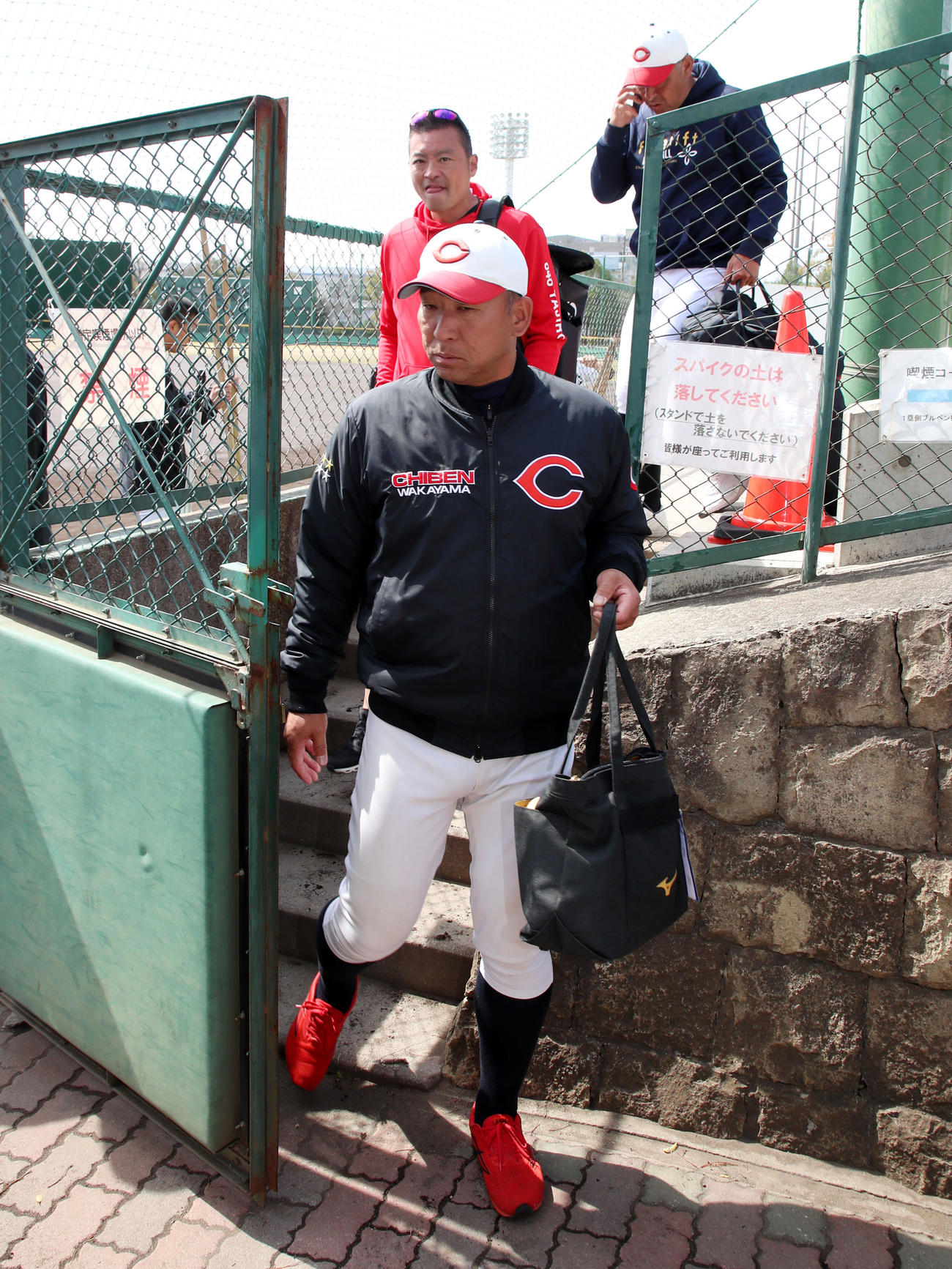 グラウンド状態が悪く引き揚げる智弁和歌山・中谷監督（撮影・加藤哉）
