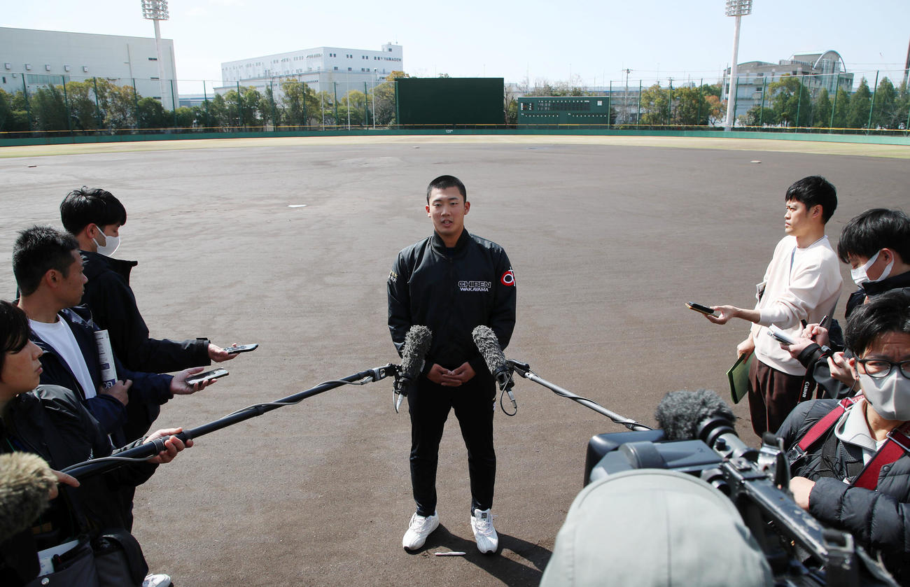 決勝を前に取材に対応した智弁和歌山・渡辺（撮影・加藤哉）