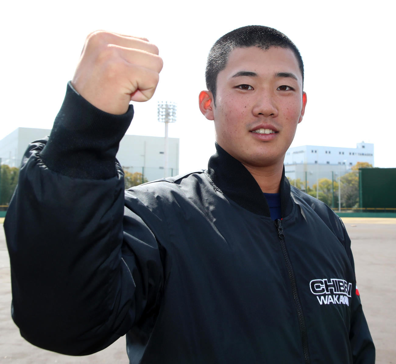 決勝を前に取材に対応しガッツポーズで写真に納まる智弁和歌山・渡辺（撮影・加藤哉）